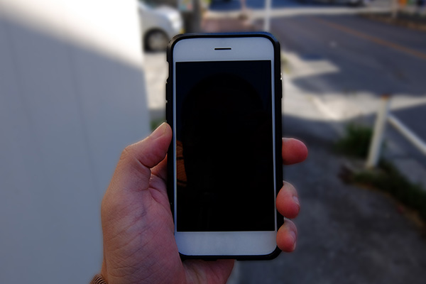 歩きスマホに転倒や事故の危険