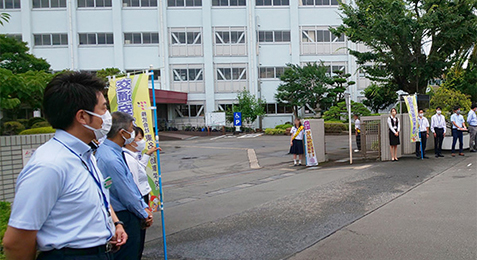 藤枝北高等学校前にて『夏の交通安全県民運動』の立哨活動を実施しました【写真】