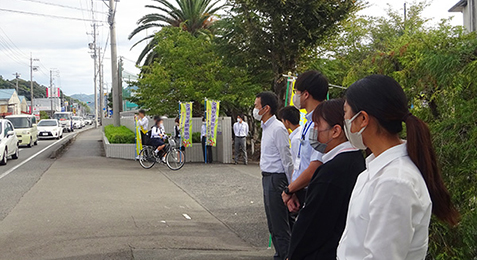 藤枝北高等学校前にて『秋の全国交通安全運動』の立哨活動を実施しました【写真】