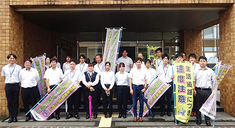 藤枝西高等学校前にて『夏の交通安全県民運動』の立哨活動を実施しました【写真】