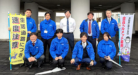 藤枝西高等学校前にて『春の全国交通安全運動』の立哨活動を実施しました【写真】