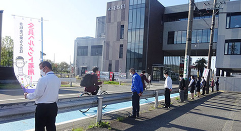 静清高等学校前にて『春の全国交通安全運動』の立哨活動を実施しました【写真】