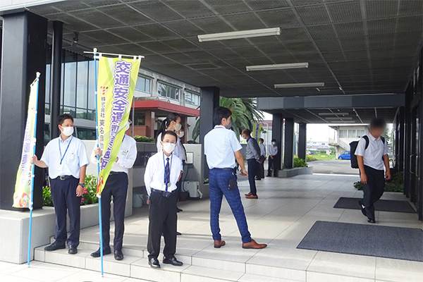 静清高等学校校舎前【写真】