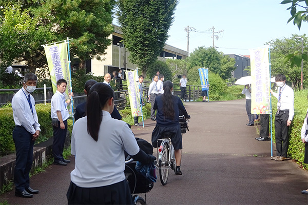 藤枝西高等学校校舎前の通学路【写真】