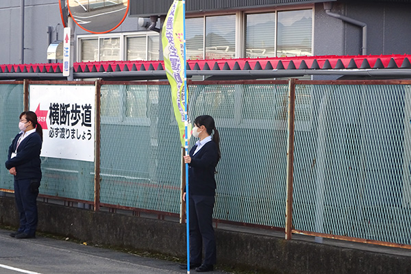 東名自動車学校の横断歩道の看板前【写真】