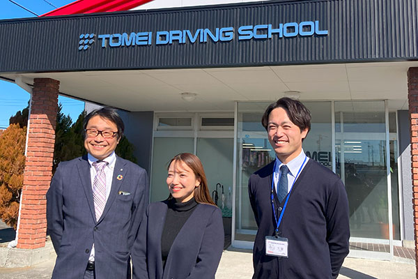 東名自動車学校の第一校舎前にて【写真】