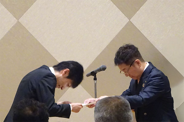 辞令を受ける社員【写真】