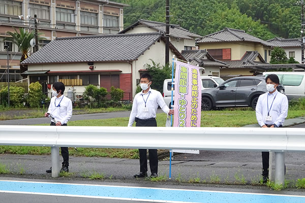 静清高等学校舎前の通学路【写真】