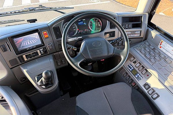 バス・運転席【写真】