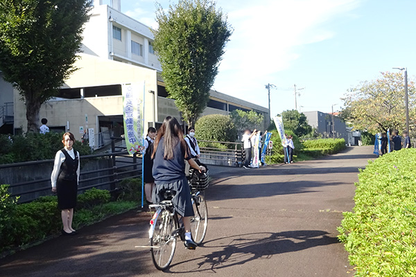 藤枝西高等学校の通用門前の通学路【写真】