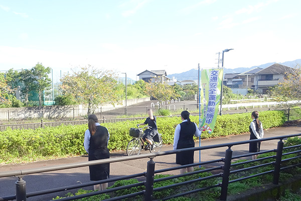 藤枝西高等学校前の通学路【写真】
