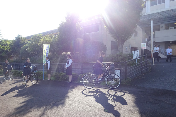 藤枝西高等学校の通用門前【写真】