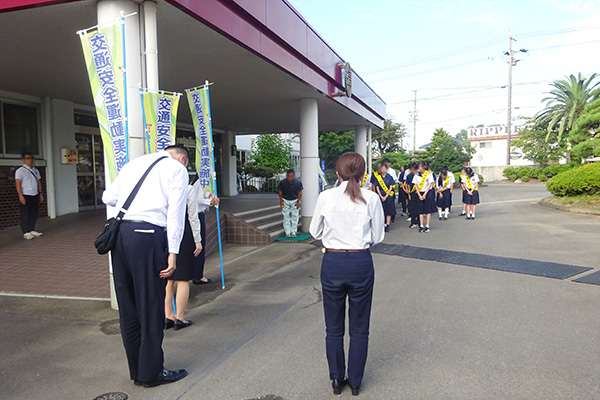 藤枝北高等学校の校舎前【写真】