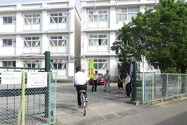 藤枝北高等学校の通用門前【写真】